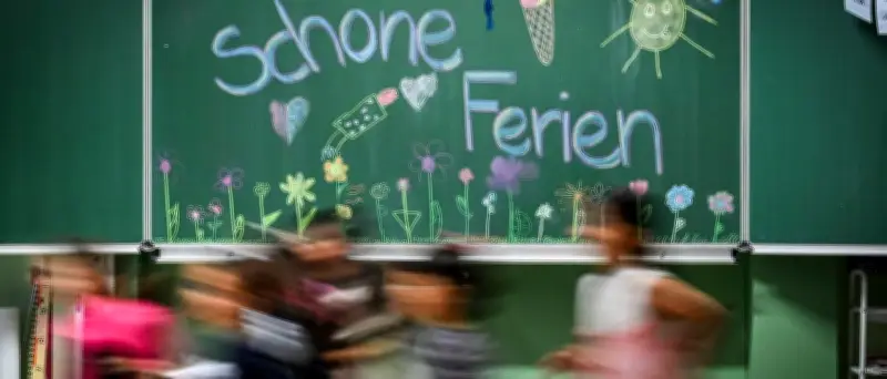 Geschenke für Lehrer: Regeln, Ideen und rechtliche Grenzen zum Schuljahresende