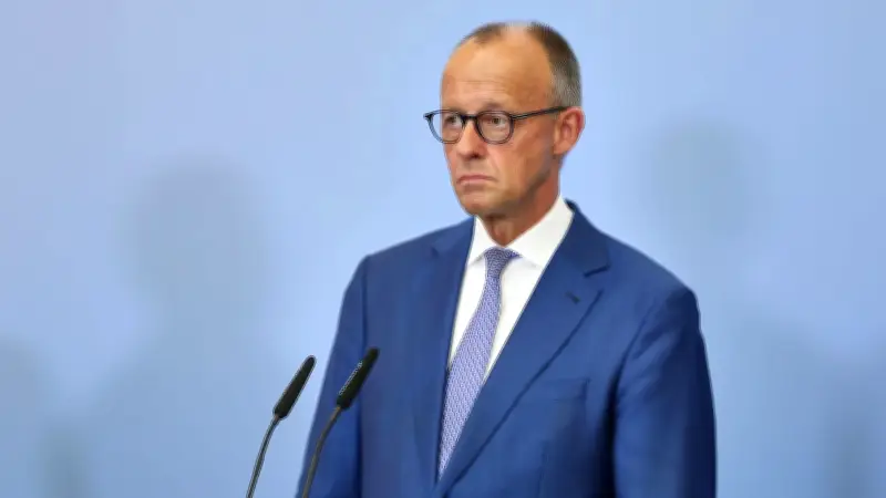 Grüne kritisieren Merz‘ Schweigen zur Hitzewelle mit 1.300 Toten
