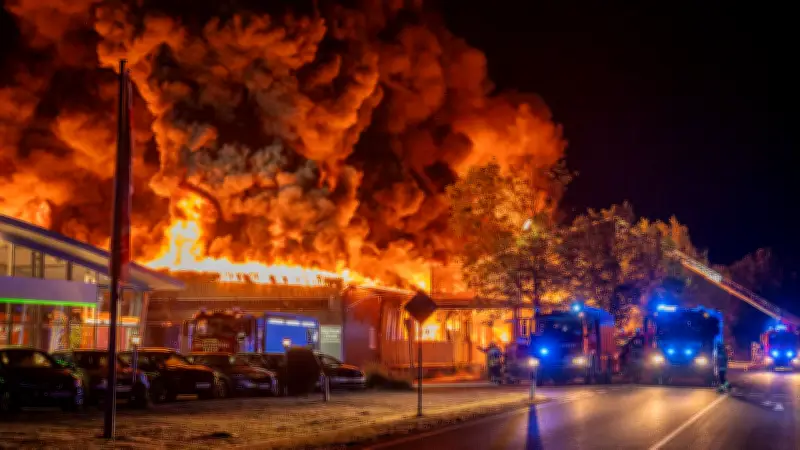 Großbrand in Bayern: Lagerhalle mit Särgen und Urnen zerstört