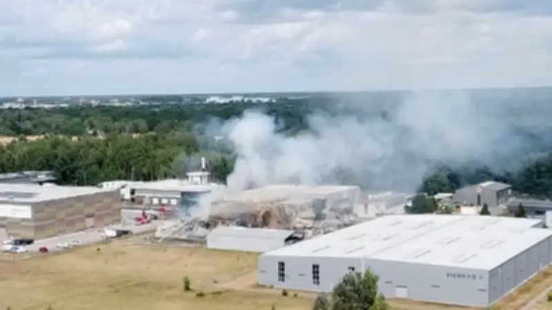 Großbrand in Oranienburg: Lagerhalle niedergebrannt, Millionenschaden
