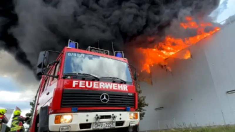 Großbrand in Oranienburg: Lagerhalle stürzt in Flammen ein