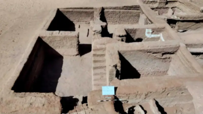 Ägypten: Byzantinische Wüstenstadt und 2000 Jahre alter Sarkophag entdeckt