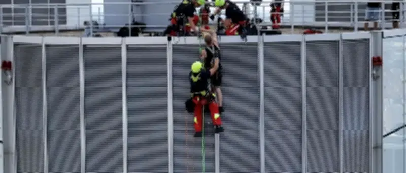 Höhenretter befreien Fensterputzer aus 240 Metern Höhe am Commerzbank-Tower