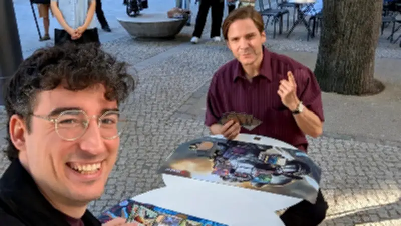 Hollywoodstar Daniel Brühl spielt Magic-Karten in Berlin