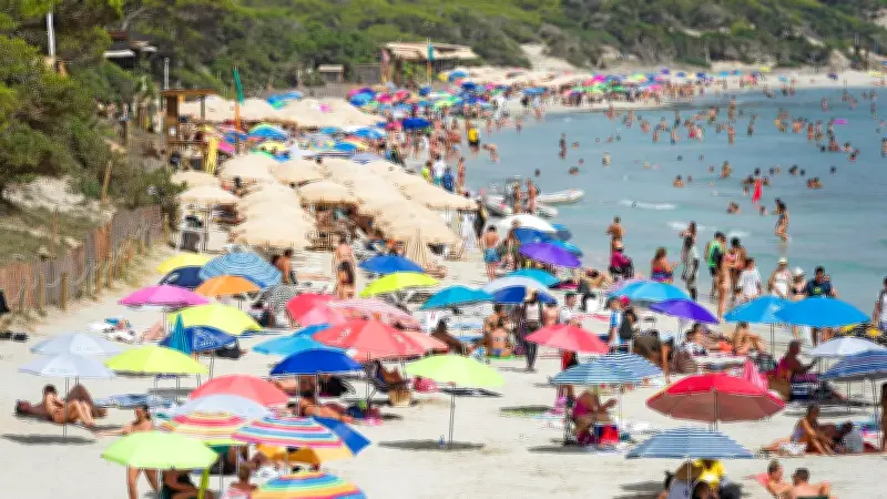 Ibiza: Hohe Strafen für Strandverkäufer und Touristen ab Juli 2026