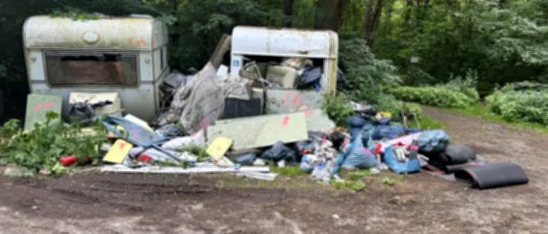 Illegale Mülldeponie am Havelradweg in Berlin-Kladow wird endlich geräumt