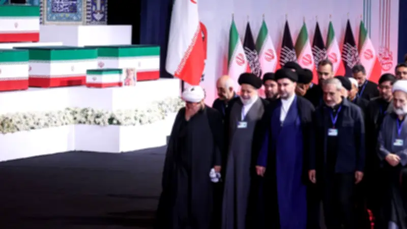 Iran beginnt Trauerfeiern für Chamenei – Schiffsverkehr in der Straße von Hormus erholt sich