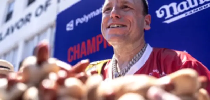 Joey Chestnut gewinnt 18. Hot-Dog-Wettessen trotz Hitze-Einbußen