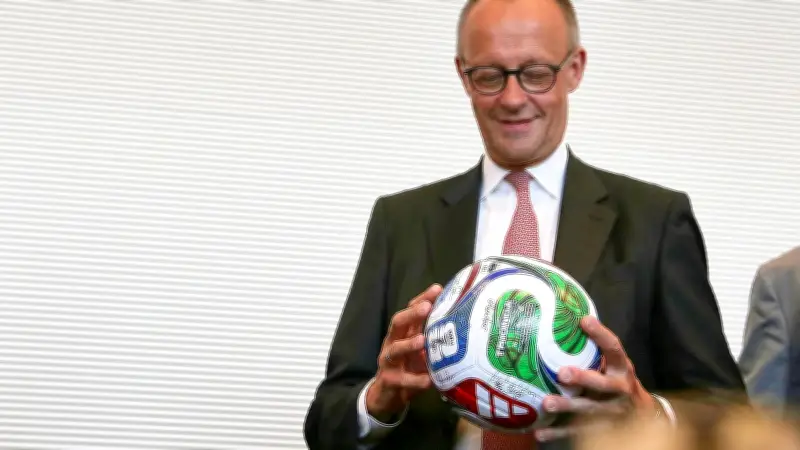 Kanzler Merz im Neuland: Posse um WM-Post nach DFB-Aus