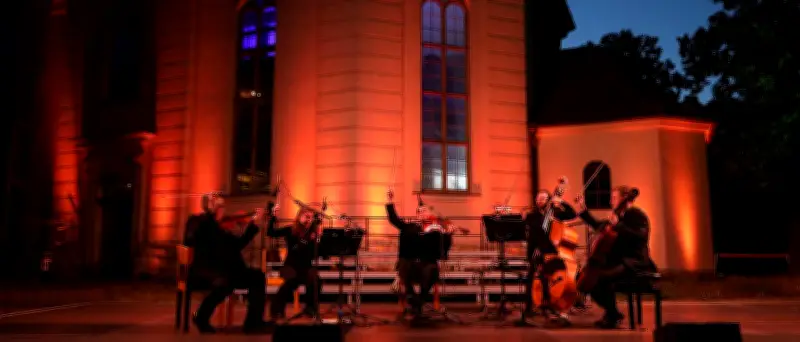 Klassikkonzert am Weberplatz trotzt Wetter und Klangproblemen
