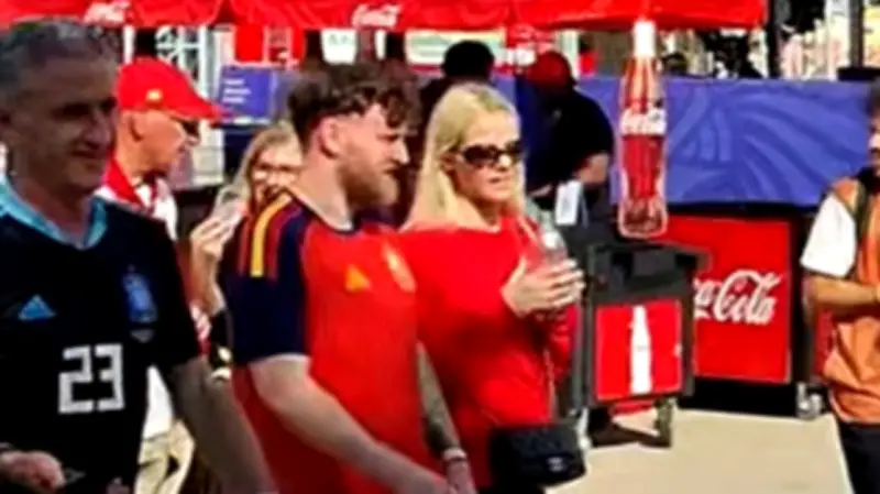 Laura Schmitt und ViscaBarca gemeinsam am VIP-Ausgang in Dallas entdeckt