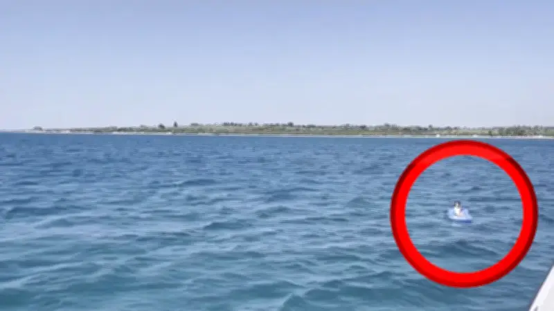 Mädchen treibt vor türkischer Küste auf Luftmatratze ins offene Meer