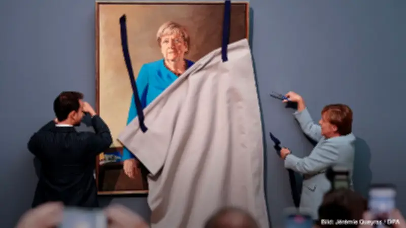 Merkel enthüllt Kanzlerporträt im Bode-Museum