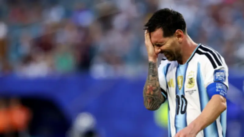 Messi mit dicker Beule: Argentinien zittert sich ins Achtelfinale