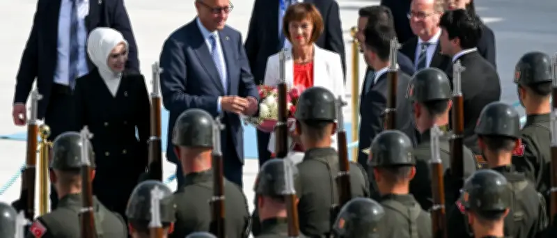 Nato-Dinner: Merz und Ehefrau plaudern lang mit Trump