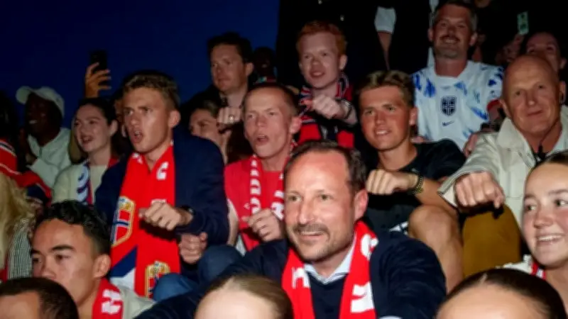 Norwegens Kronprinz Haakon feiert auf Fanmeile in Oslo