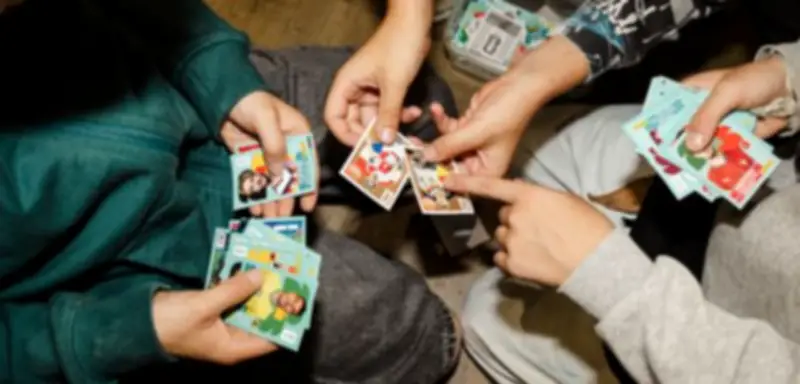 Panini-Börse in Hamburg: Kinder tauschen Sticker trotz DFB-Aus