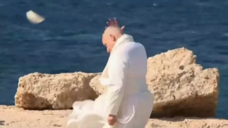 Papst-Kappe hebt bei Windstoß auf Lampedusa ab – Schmunzel-Moment