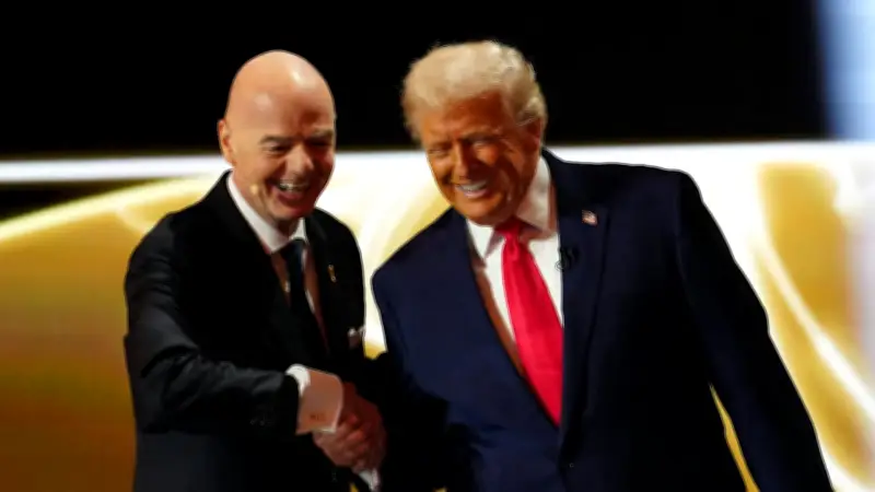 Politik-Vodcast: Wie weit geht Infantino, um Trump zu gefallen?