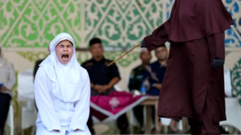 Prügelstrafe in Indonesien: Pärchen nach TikTok-Kuss mit 21 Stockhieben bestraft