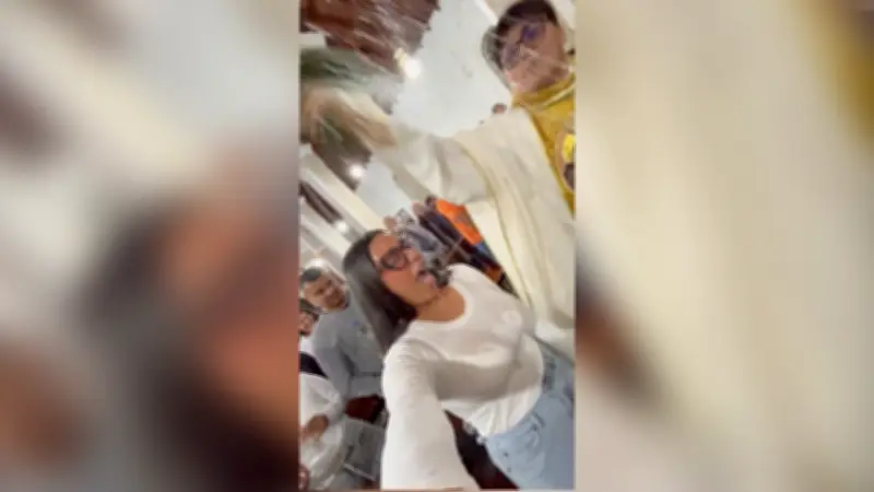 Priester segnet Studentin klatschnass: Heiliger Wet-T-Shirt-Contest