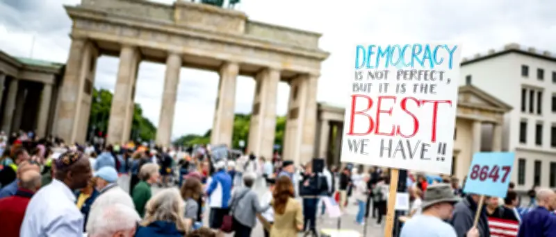 Protest vor US-Botschaft in Berlin zum 250. Unabhängigkeitstag
