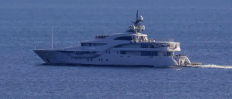 Putins Superyacht „Graceful“ mit Militärschutz in der Ostsee gesichtet