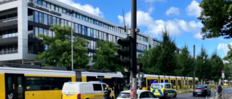 Radfahrer bei Unfall mit Tram in Berlin-Adlershof schwer verletzt