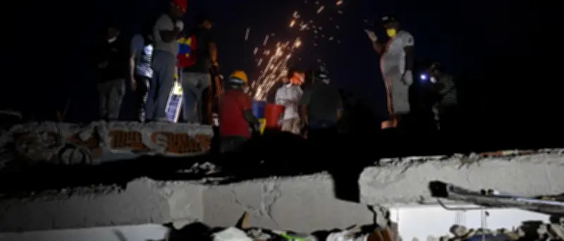 Rettung eines Verschütteten eine Woche nach Erdbeben in Venezuela