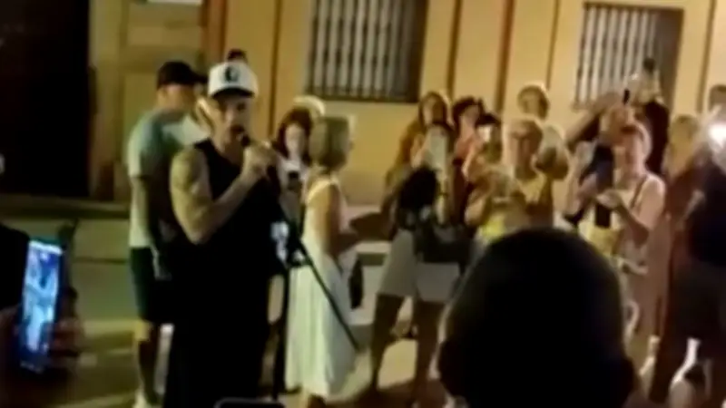 Robbie Williams überrascht in Sevilla mit spontanem „Angels“-Auftritt