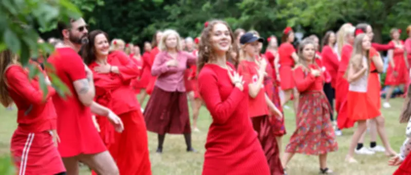Roter Flashmob in Potsdam: 200 Menschen tanzen für Gleichberechtigung