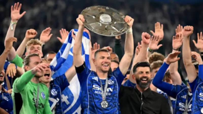 Schalke startet in Augsburg, erstes Heimspiel gegen Bayern