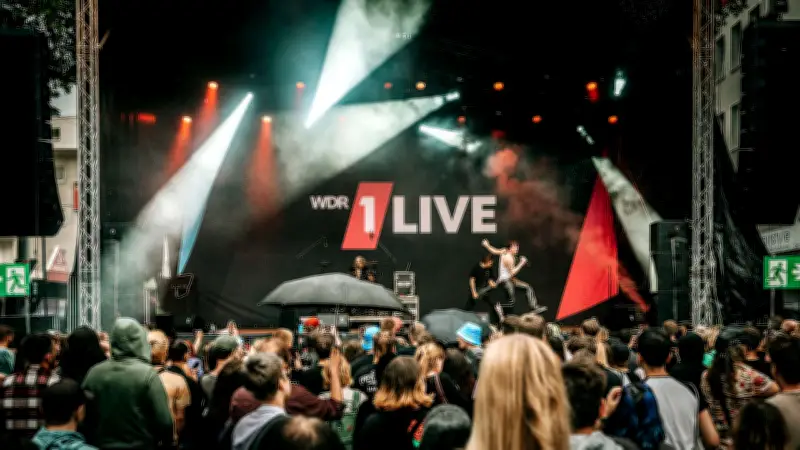 Schock bei Bochum Total: Musiker kollabiert auf der Bühne und wird wiederbelebt