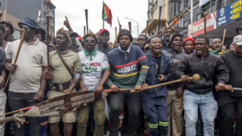 Südafrika: Gewalt gegen illegale Migranten eskaliert – Tausende protestieren