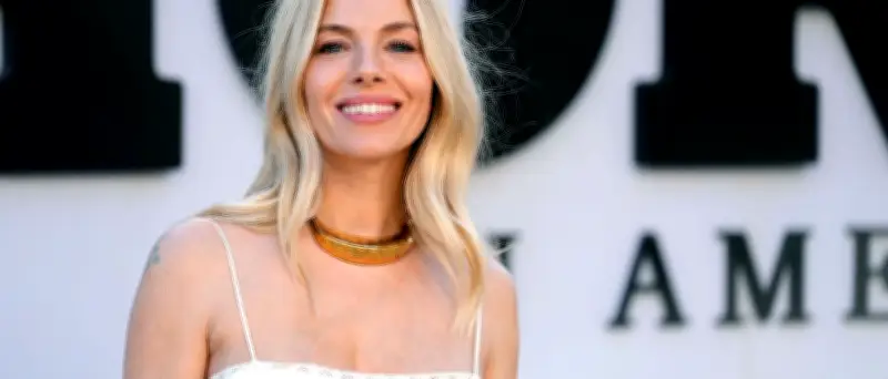 Sienna Miller teilt erstes Foto von ihrem dritten Kind