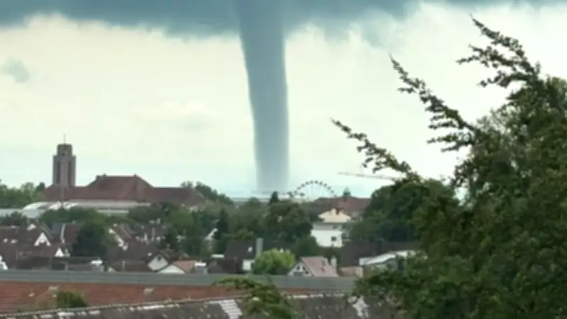 Spektakulärer Tornado über dem Bodensee: Wasserhose vor Friedrichshafen