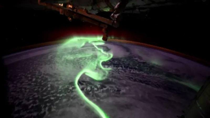 Spektakuläres Polarlicht: ESA-Astronautin Sophie Adenot filmt grünes Wunder aus der ISS