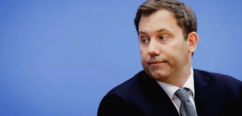 SPIEGEL-Kritik: Sparpolitik trifft Arme, Reiche werden geschont