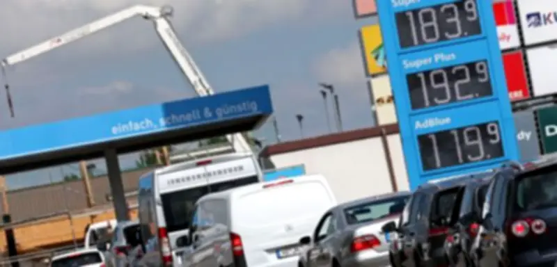 Spritpreise steigen zum Ferienstart: So teuer wird der Autourlaub 2026