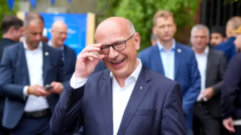 Tausende feiern beim Hoffest im Roten Rathaus: Wegner kurz zu Blackout-Vorwürfen