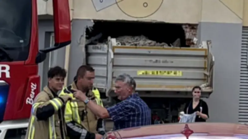 Tödlicher Unfall in Österreich: Lkw rast in Friseursalon