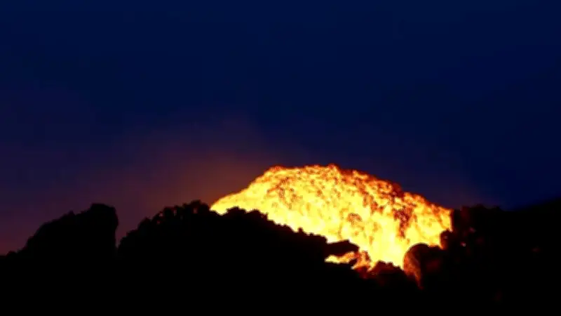 Ätna auf Sizilien: Glühende Lava strömt wieder aus dem Vulkan