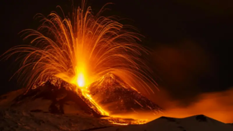 Ätna ausgebrochen: Lava erleuchtet Siziliens Nachthimmel – Touristen strömen