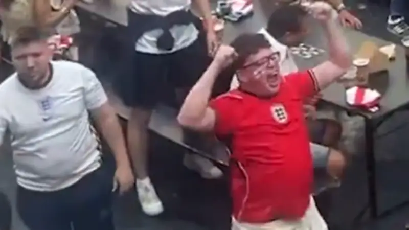 Tor-Fehlalarm: England-Fan feiert vergebene Chance ausgiebig