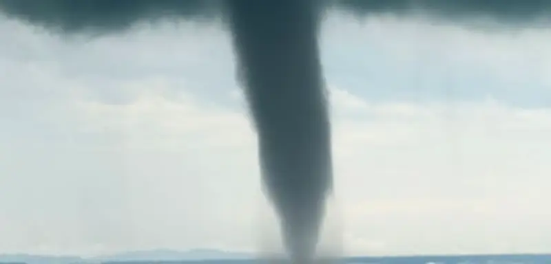 Tornado über Bodensee: Wasserhose 15 Minuten lang sichtbar