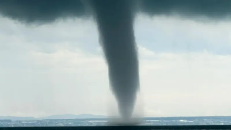 Tornado über Bodensee: Wasserhose beeindruckt Urlauber in Friedrichshafen