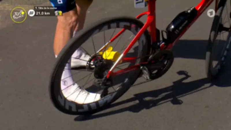 Tour de France: Flagge verfängt sich in Kette von Radprofi Quentin Pacher