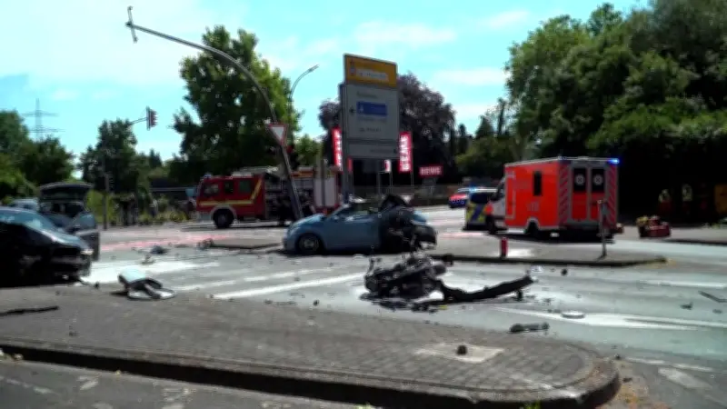 Tragödie an Ampel: BMW-Fahrer rammt Auto und Motorrad – Frau (53) tot