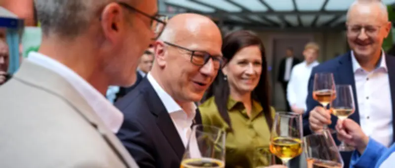 Trotz Regen: 4000 Gäste feiern beim Hoffest von Kai Wegner