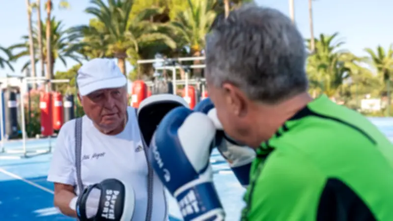 Ulli Wegner mit 83 Jahren: Box-Legende trainiert Urlauber auf Mallorca